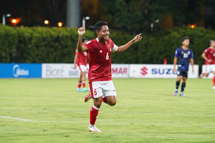 Selebrasi gelandang timnas Indonesia, Evan Dimas, seusai membobol gawang Kamboja di Piala AFF 2020, Kamis (9/12/2021).