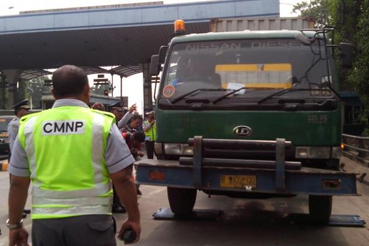 Razia truk bermuatan lebih di pintu tol Wiyoto Wiyono, Kamis (5/6/2014).