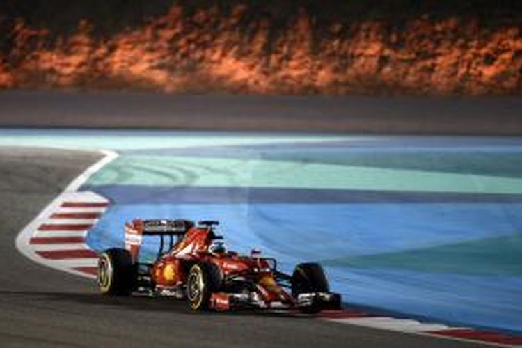 Pebalap Ferrari asal Spanyol, Fernando Alonso, memacu mobilnya di Sirkuit Internasional Bahrain, Sakhir, pada GP Bahrain, Minggu (6/4/2014).