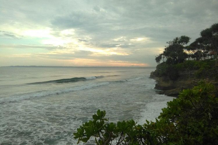 Ilustrasi Pantai Batu Hiu di Pangandaran, Jawa Barat.