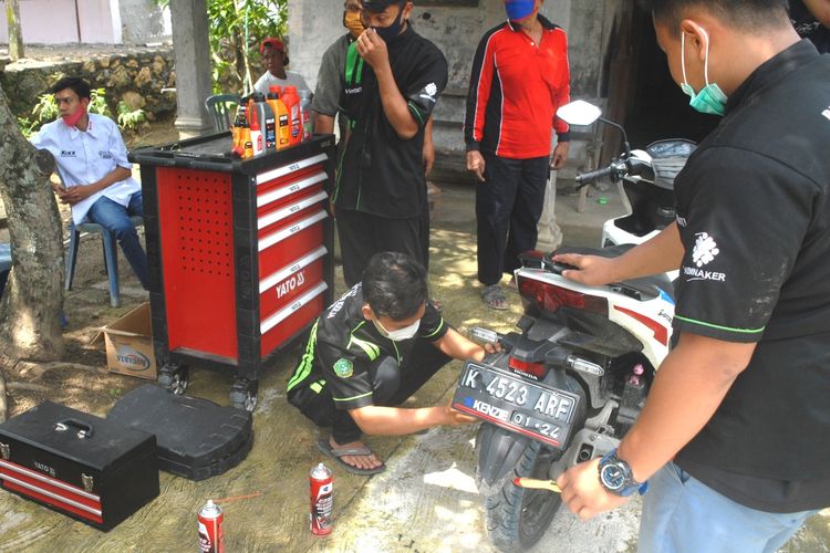 Suasana saat santri Madrasah Al Quran Al Hidayah, Desa Sumberjosari, Kecamatan Karangrayung, Grobogan, Jawa Tengah menggelar servis gratis di Desa Nampu, Kecamatan Karangrayung Grobogan, Rabu (4/11/2020).  