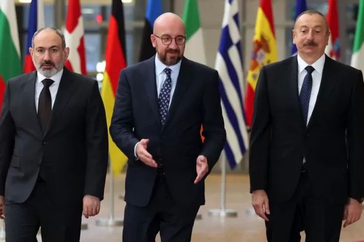 Perdana Menteri Armenia Nikol Pashinyan (kiri), Presiden Dewan Eropa Charles Michel (tengah) dan Presiden Azerbaijan Ilham Aliyev (kanan) melakukan rangkaian pertemua untuk membahas perdamaian kedua negara tahun ini.