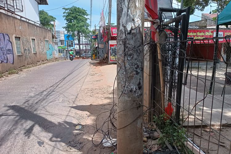Kabel semrawut yang menjuntai di Jalan Merpati 1, Ciputat, Tangsel pada Selasa (10/1/2023). 