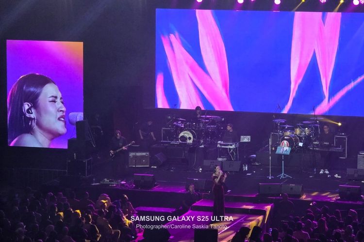 Tantangan lain yang kami jumpai adalah konser bertema intim ini memiliki panggung yang cukup kecil. Pergerakan dari penyanyi yang akrab di sapa Yaya itu agak terbatas. Keterbatasan ini membuat hasil foto agak tampak monoton. Makanya, sesekali kami juga mengabadikan momen lewat layar LED yang berada di samping panggung. Lewat bantuan LED panggung, kami bisa membidik wajah Raisa lebih close up.