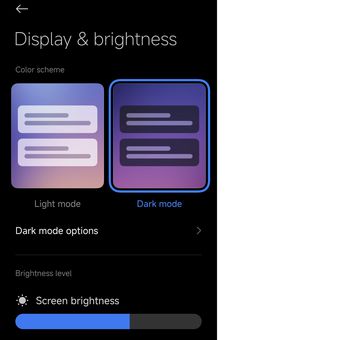 Opsi Dark Mode dan pengaturan kecerahan layar di menu settings Android