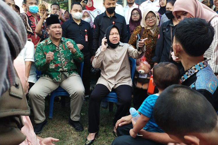 Tri Rismaharini Menteri Sosial Republik Indonesia saat meninjau langsung keluarga Mohammad Syarifin