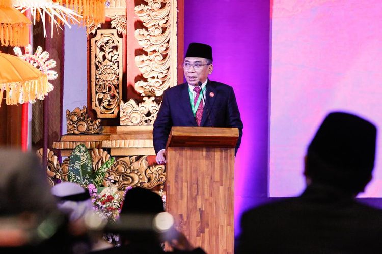 Ketua Pengurus Besar Nahdlatul Ulama (PBNU), Yahya Cholil Staquf, memberi sambutan pembuka kepada para pemuka agama dan sekte dari berbagai belahan dunia di forum keagamaan Religion 20 (R20), Rabu (2/11/2022), di Grand Hyatt Hotel, Nusa Dua, Bali.