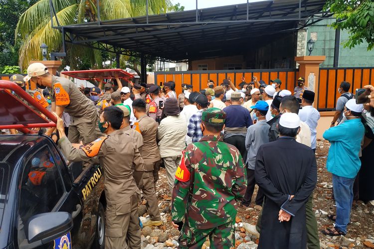 Masjid Al Hidayah, masjid jemaah Islam Ahmadiyah, di Jalan Abdul Muchtar, Sawangan, Depok, Jawa Barat, digeruduk massa pada Jumat (22/10/2021) siang. Hal ini seiring dengan kedatangan Satpol PP Kota Depok ke Masjid Al Hidayah untuk memperbarui papan segel yang disebut telah terpasang sejak 2017.