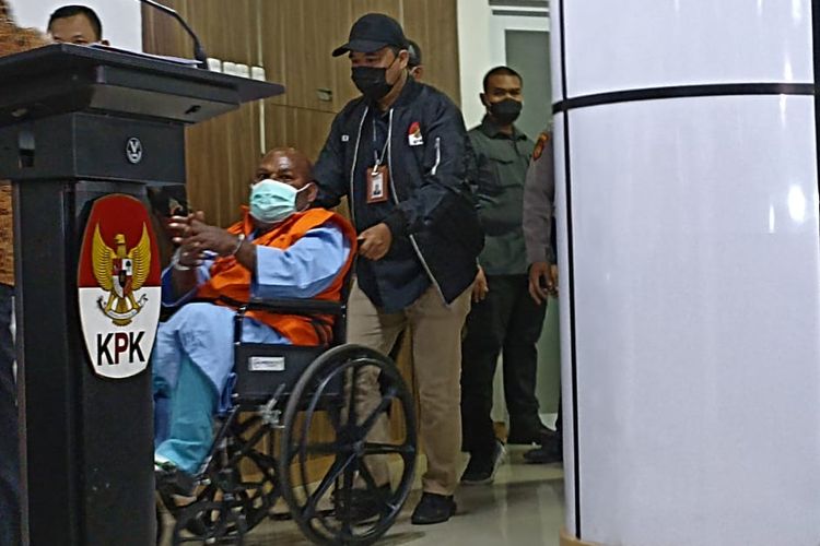 Gubernur Papua Lukas Enembe yang merupakan tersangka KPK tampak didorong dalam kursi roda, Rabu (11/1/2023). Lukas ditangkap kemarin, Selasa (10/1/2023), di Papua dan langsung diterbangkan ke Jakarta untuk menjalani pemeriksaan di RSPAD.