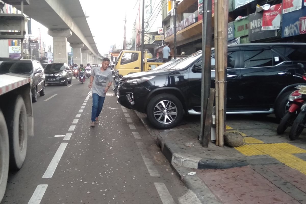 Kondisi trotoar di sepanjang Jalan RS Fatmawati, Jakarta Selatan, Sabtu (2/11/2019)