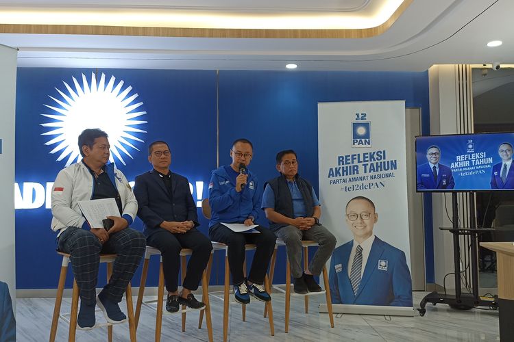 Sekretaris Jenderal Partai Amanat Nasional (PAN) Eddy Soeparno (memegang microfon) berbicara mengenai refleksi akhir tahun dan target PAN di tahun 2023 di Kantor DPP PAN, Jakarta Selatan, Minggu (18/12/2022). 