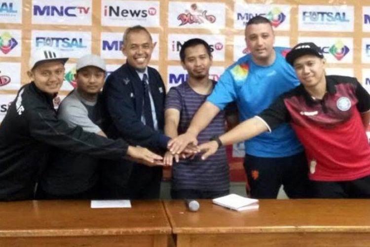Empat pelatih tim peserta big four Liga Futsal Pro 2017 bersama panpel laga semifinal di Yogyakarta pada Jumat (12/5/2017).