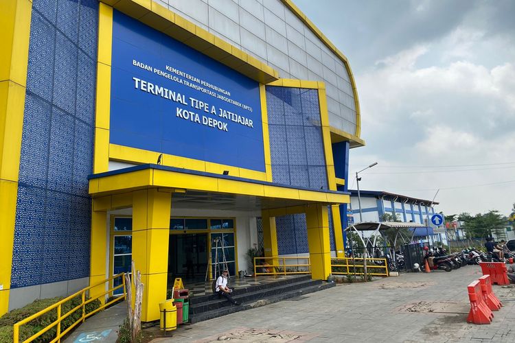 Area luar sebelum masuk lobi Terminal Jatijajar, Jalan Raya Bogor, Tapos, Depok, Senin (25/3/2024).
