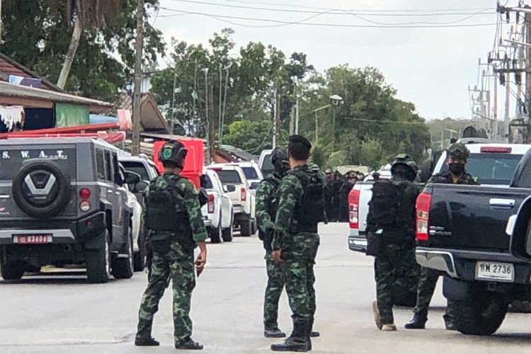 Tentara dikerahkan di lokasi bentrokan antara militan dan pasukan keamanan di tambon Ban Na di distrik Chana, Songkhla, Thailand, Kamis (3/2/2022) pagi waktu setempat. 