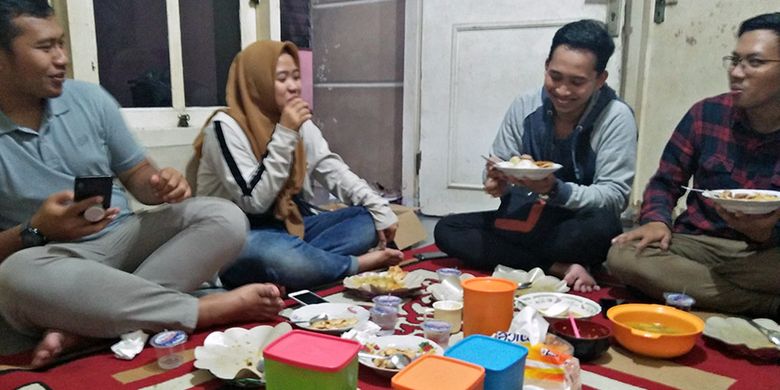 Saling bersilaturahmi sambil makan bersama sajian ketupat sayur, lepet, dan obos ala warga Pekauman, Gresik, Jatim.