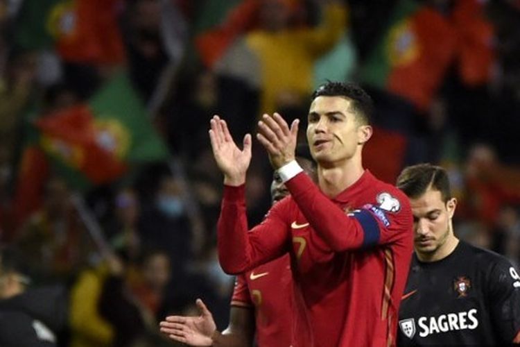 Penyerang Portugal Cristiano Ronaldo merayakan kemenangan timnya atas Turki pada semifinal Playoff Piala Dunia 2022 Zona Eropa di Estadio do Dragao, Porto, Jumat (25/3/2022) dini hari WIB.