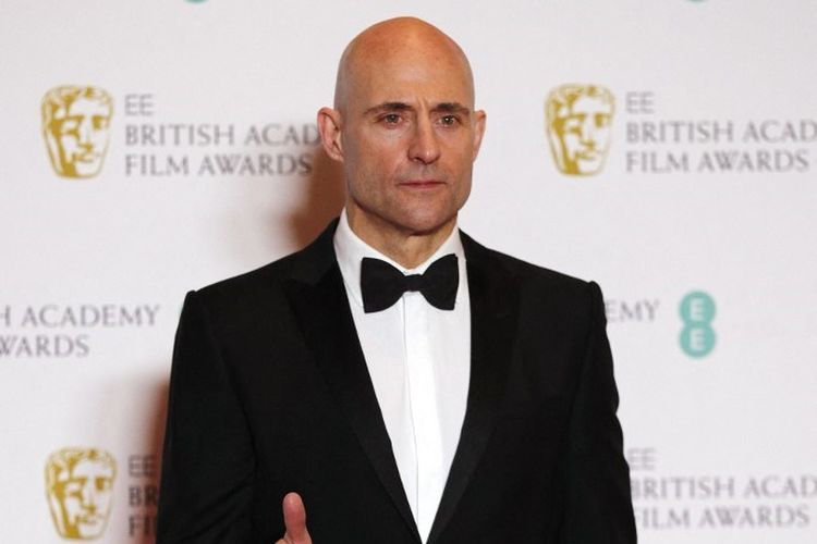 Aktor asal Inggris Mark Strong berpose di area pemenang pada malam penghargaan BAFTA British Academy Film Awards di Royal Albert Hall, London, pada 7 Februari 2020. 