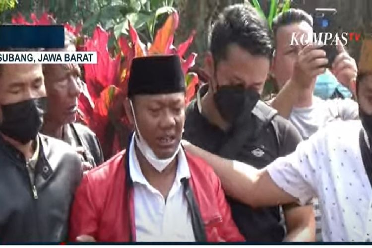 Yosep Hidayah, suami dan korban pembunuhan di Subang, saat menghadiri pemakaman korban. Yosep kini ditetapkan tersangka dalam kasus ini.