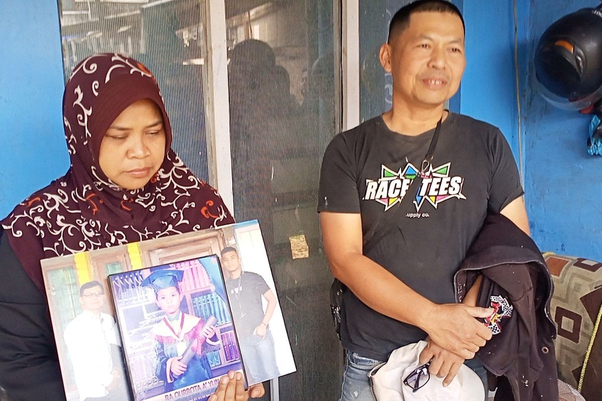 Dedy Taufiq (49) dan Fitriani Hasanah (43) orang tua dari Muhamas Zadani Haikal Taufiq (19) saat menunjukan foto Zidan (panggilan akrabnya) serta sepatu yang digunakannya untuk latihan fisik agar lolos seleksi calon Bintara Polri.