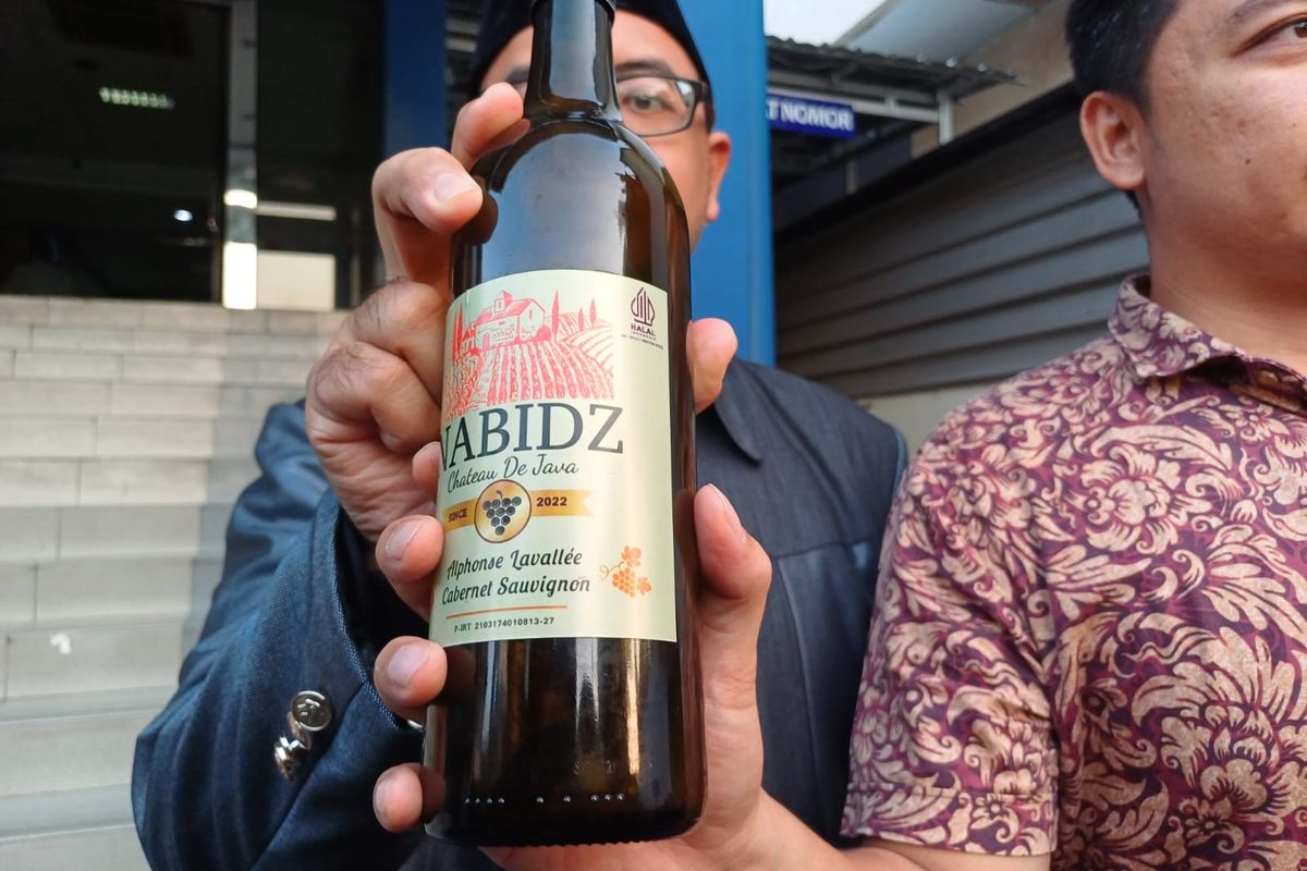 Wine dengan klaim halal yang dilaporkan ke Mapolda Metro Jaya, Rabu (23/8/2023).