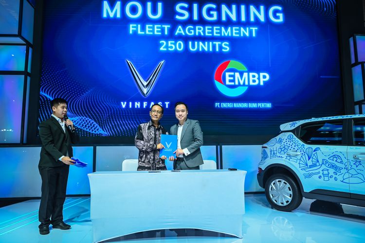 MoU Pemesanan Mobil VinFast di IIMS 2024