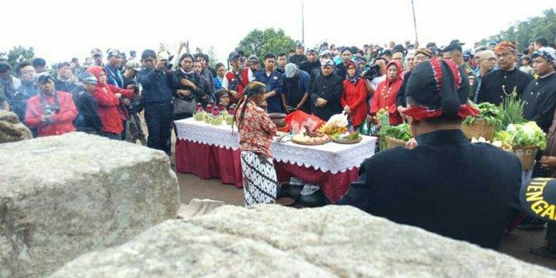 Prosesi resik-resik Candi Gedongsongo mengawali Festival Gedong Songo di Kabupaten Semarang, Jaaateng, Kamis (21/3/2019).