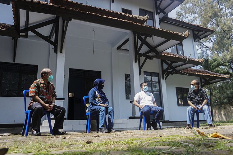 Bupati Batang Wihaji (dua kanan) bersama Aparatur Sipil Negara (ASN) berbincang dengan berjemur di bawah sinar matahari Kabupaten Batang, Jawa Tengah, Sabtu (28/3/2020). Selain dengan cara berjemur dibawah sinar matahari saat pagi untuk menambah imunitas, Pemerintah setempat menghimbau kepada warga untuk peduli mencegah wabah virus Corona (COVID-19) dengan cara berbincang dengan orang lain dengan jarak minimal 1 meter, tidak keluar rumah, menggunakan masker, dan rajin mencuci tangan.