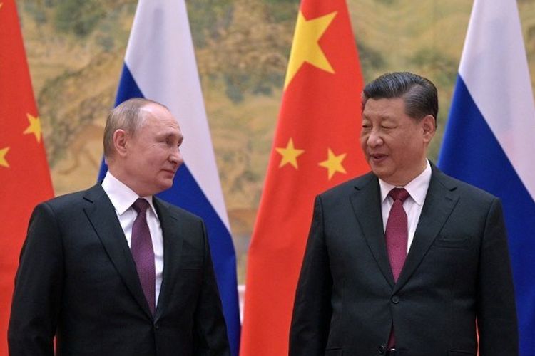 Presiden Rusia Vladimir Putin (kiri) dan Presiden China Xi Jinping berpose selama pertemuan mereka di Beijing, pada 4 Februari 2022. 