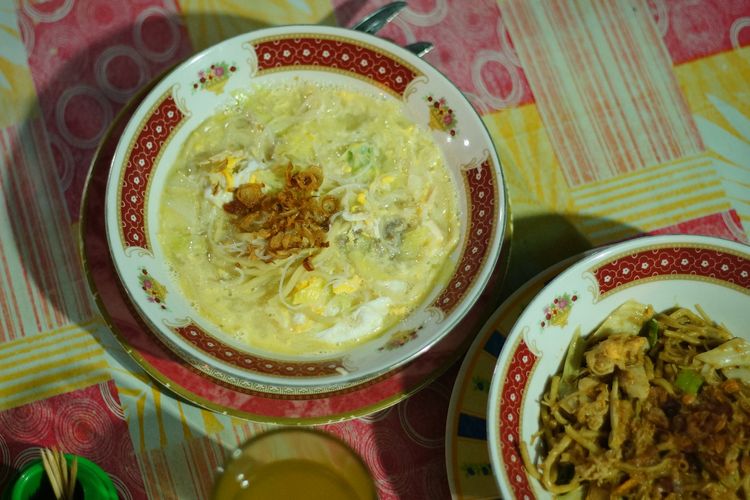 Ilustrasi bakmi jawa rebus dan goreng di warung Bakmi Jawa Pak Geno. 