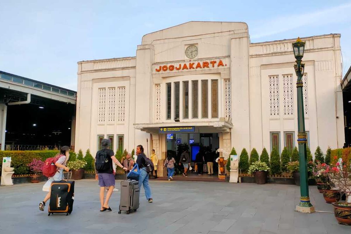 Stasiun Kereta Api Yogyakarta. Simak prakiraan cuaca di Yogyakarta hari ini.