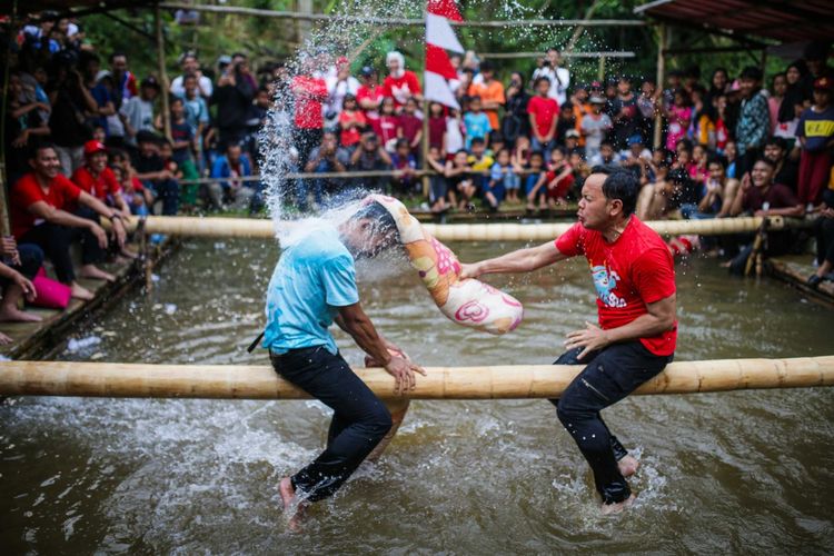 Wali Kota Bogor Bima Arya Sugiarto saat mengikuti lomba gebuk bantal dalam acara pesta rakyat yang digelar tiap tahunnya untuk memperingati HUT Kemerdekaan RI, Kamis (17/8/2023).