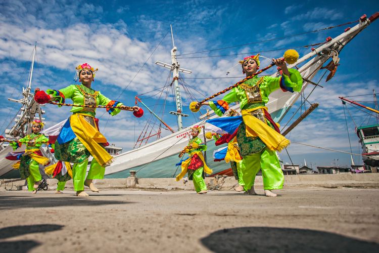 Sejumlah perempuan menari tarian Betawi di Pelabuhan Sunda Kelapa.