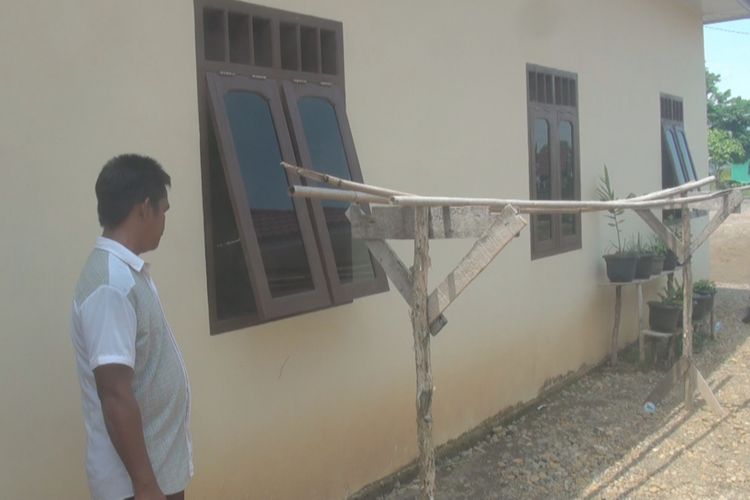 Dari jendela ini pelaku pemerkosaan dan perampokan masuk dan melakukan perbuatan biadab kepada seorang bidan desa di Kecamatan Pemulutan Ogan Ilir Sumatera Selatan
