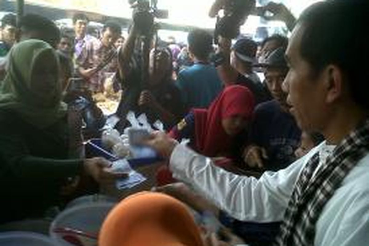 Gubernur DKI Jakarta Joko Widodo memborong takjil (hidangan berbuka puasa), di Pasar Benhil, Jakarta, Jumat (12/7/2013).