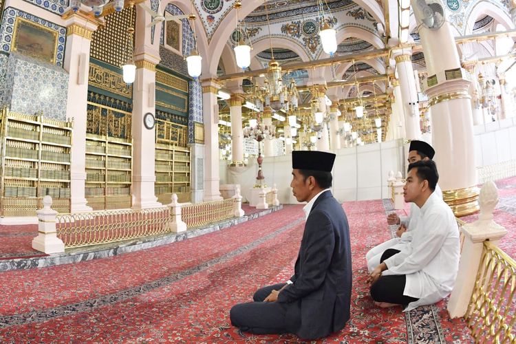 Presiden Joko Widodo beserta keluarga saat menunaikan shalat sunnah di Masjid Nabawi, Madinah, Arab Saudi, Senin (15/4/2019).