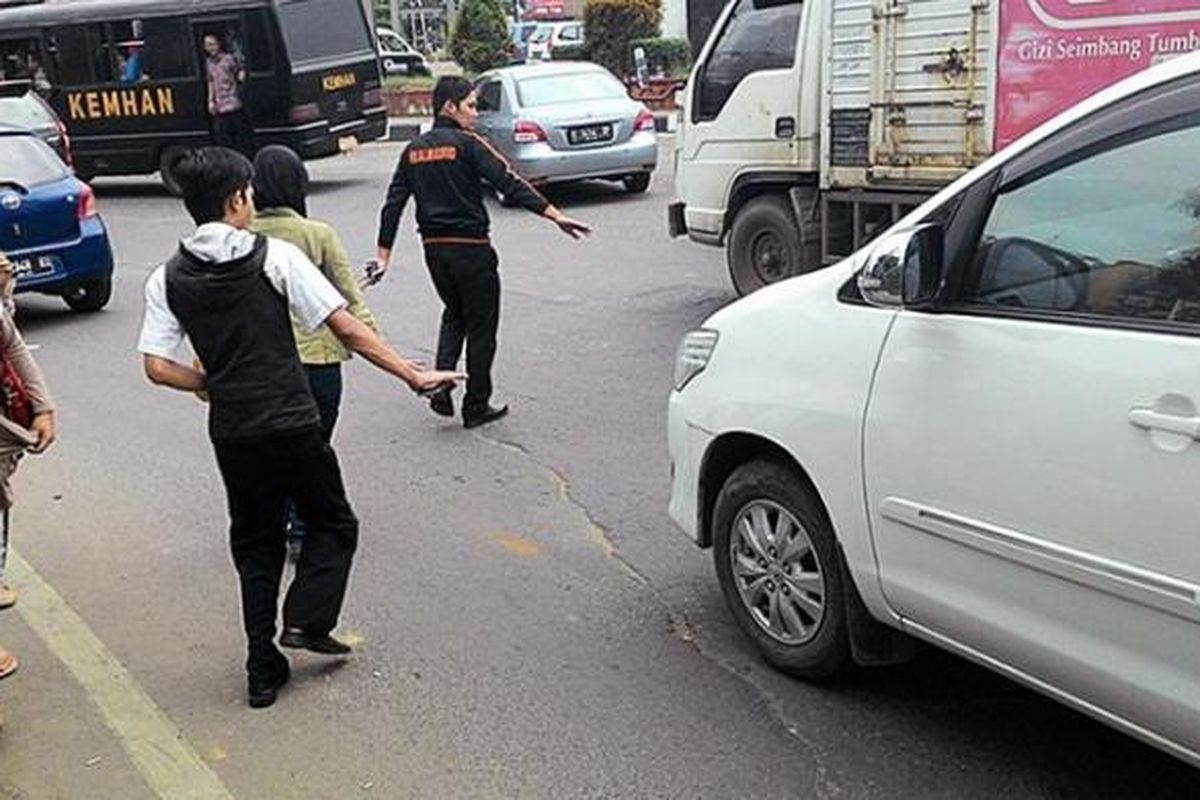 Ketiadaan jembatan penyeberangan atau pelintasan mengakibatkan warga nekat menyeberang jalan dengan menghentikan mobil di simpang dekat Gerbang Tol Bekasi Barat. Untuk melindungi keselamatan warga yang hendak menyeberang, Pemerintah Kota Bekasi menambah prasarana berupa jembatan penyeberangan, tetapi bukan untuk pesepeda dan penyandang disabilitas.