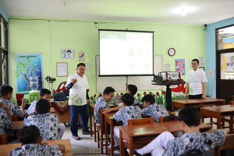Sekolah Energi Berdikari (SEB) yang diinisiasi Pertamina sejak Juni 2023 telah berhasil mengedukasi 4.685 siswa mengenal energi bersih. Program SEB telah dijalankan di 10 sekolah yang tersebar di Sumatera, Jawa, Bali, Maluku dan Papua. 
