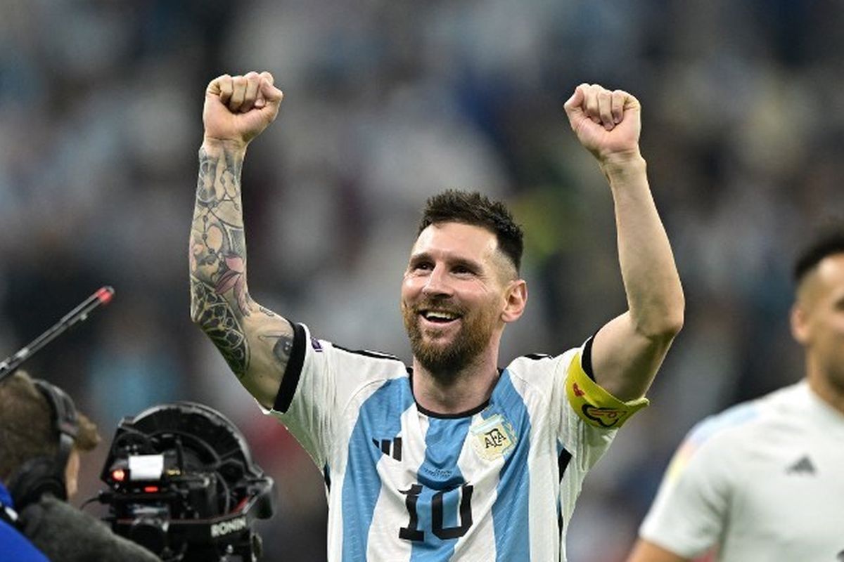 Penyerang Argentina Lionel Messi merayakan kemenangan usai mengalahkan Kroasia 3-0 pada pertandingan semifinal Piala Dunia 2022 Qatar antara Argentina vs Kroasia di Stadion Lusail di Lusail, utara Doha pada 14 Desember 2022 Rabu dini hari WIB. Lionel Messi yang mencetak lima gol menjadi salah satu kandidat kuat peraih trofi Sepatu Emas Piala Dunia 2022.