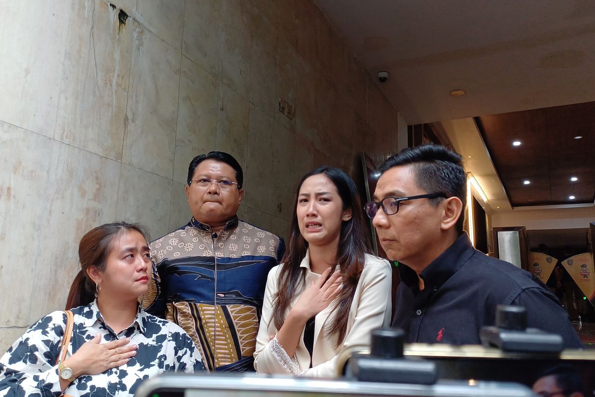 Sandy Arifin dan Tamara Tyasmara di Polda Metro Jaya, Jumat (9/2/2024).