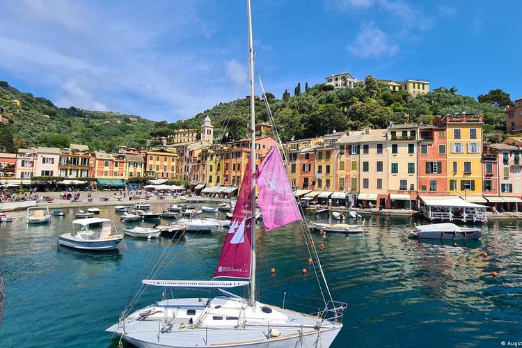 Kota Portofino di Italia memberlakukan denda hingga lebih dari Rp 4 juta bagi wisatawan yang berperilaku buruk.