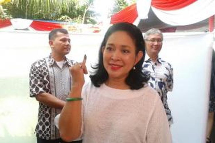 Siti Hediyati Haryadi atau Titiek Soeharto menunjukkan kelingkingnya yang telah dicelup tinta seusai menggunakan hak pilihnya di TPS 01 BKKKS Jakarta Pusat, Rabu (9/7/2014).