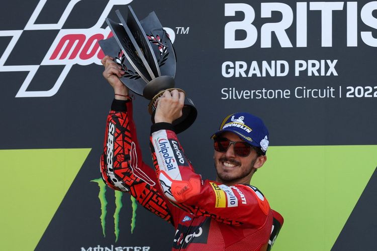 Francesco Bagnaia saat berlaga pada MotoGP Inggris 2022. (Photo by Adrian DENNIS / AFP)