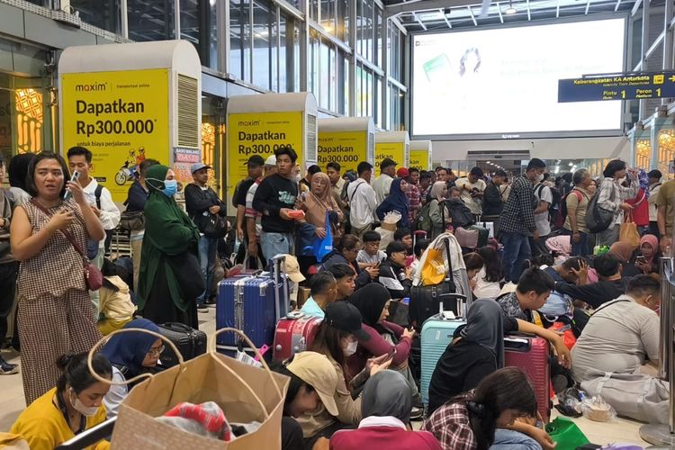 Selasa Malam, Penumpang KA Jarak Jauh Masih Menumpuk di Stasiun Pasar Senen