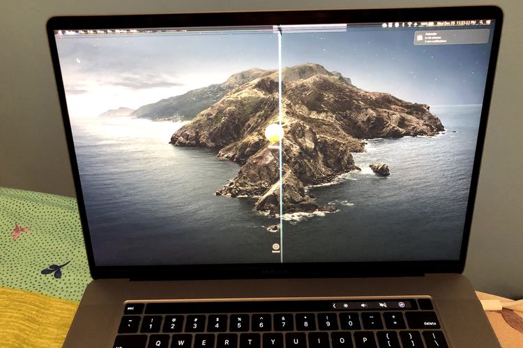 layar Macbook yang rusak karena cover kamera