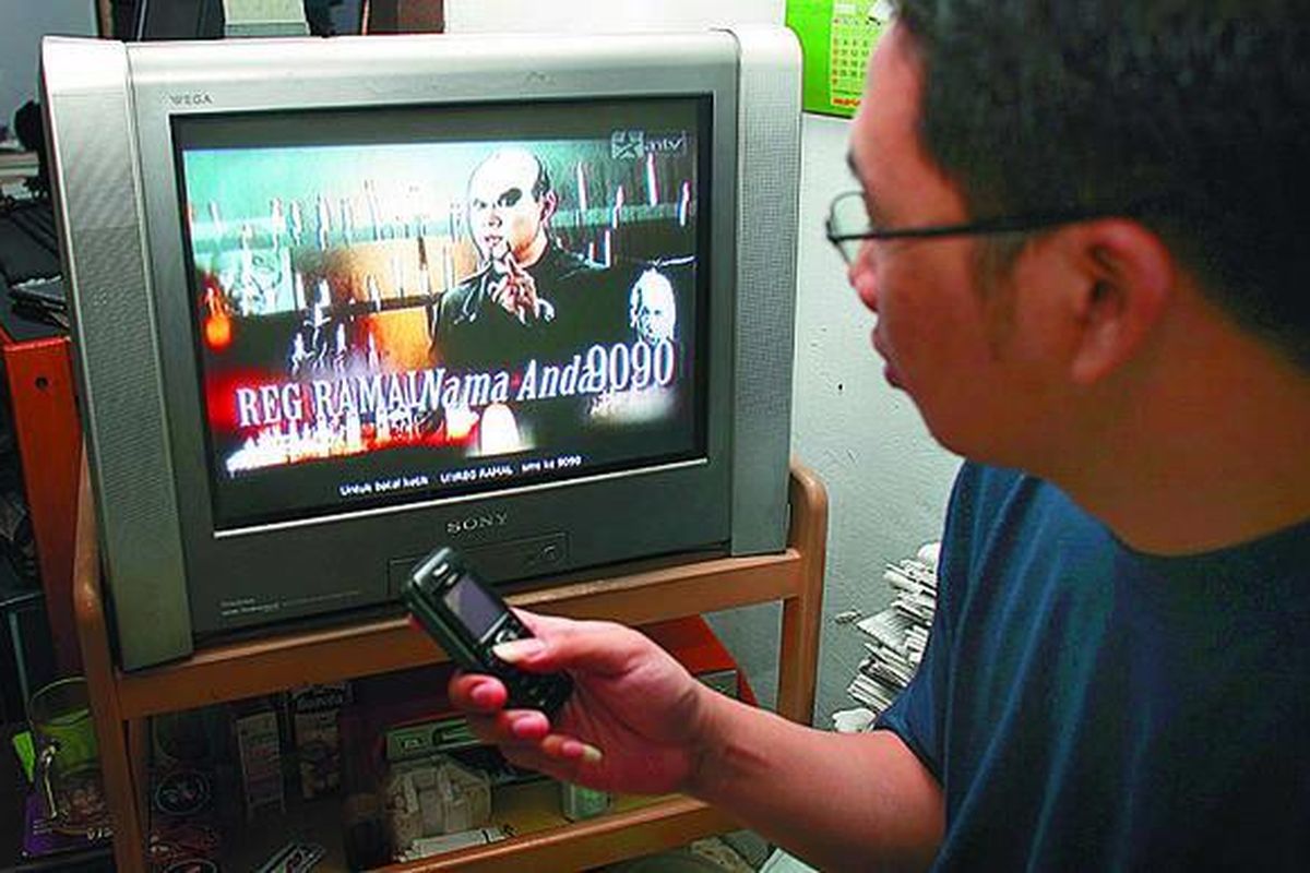 Iklan SMS premium saat ini banyak bermunculan di televisi dengan bentuk bermacam-macam dan menampilkan tokoh-tokoh dengan tujuan menarik orang untuk mengirimkan SMS ke operator SMS premium. 