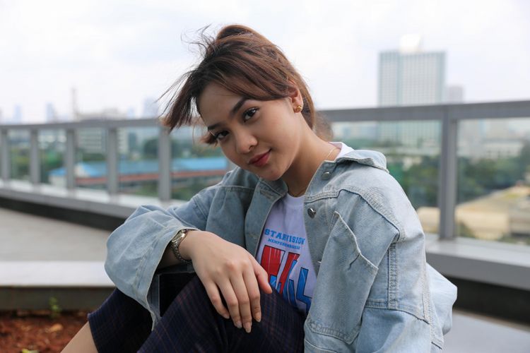 Anya Geraldine berpose saat media visit film Yowis Ben 2 di Menara Kompas, Palmerah, Jakarta Barat, Rabu (27/2/2019). Film Yowis Ben 2 dirilis di bioskop 14 Maret 2019 mendatang.