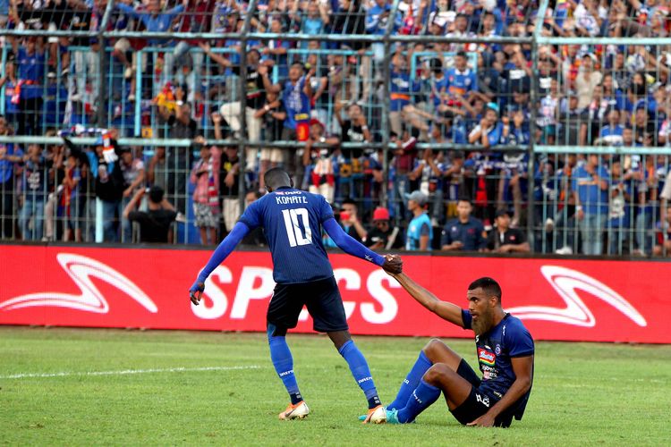 Pemain asing Arema FC, Sylvano Comvalius (kanan) dan Makan Konate (kiri).