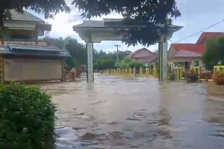 Banjir bandang di Kolaka terjang 13 Desa dan menyebabkan Jembatan Penghubung putus