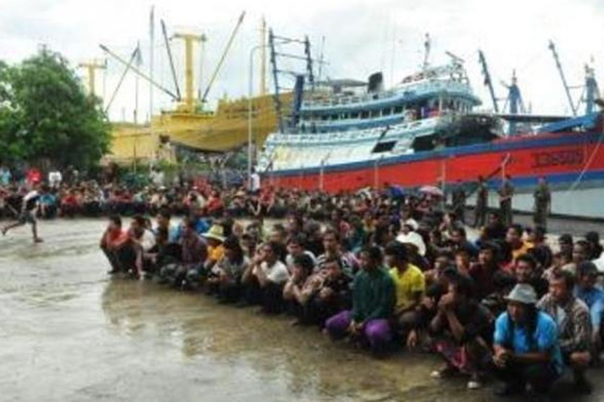 Ratusan Anak Buah Kapal (ABK) asing korban perbudakan di Benjina Kepulauan Aru Maluku, dievakuasi ke Tual Maluku Tenggara beberapa waktu lalu.
     