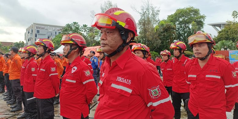 Sebanyak 810 personel PT Arara Abadi yang bersertifikasi tergabung dalam Tim Reaksi Cepat (TRC) pemadam api di seluruh konsesi hutan tanaman yang ada di Riau.

